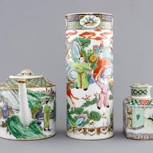 A Chinese famille verte porcelain teapot, a tea caddy and a hat stand, 19th C. — foto 3