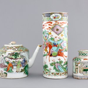 A Chinese famille verte porcelain teapot, a tea caddy and a hat stand, 19th C. — foto 4