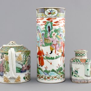 A Chinese famille verte porcelain teapot, a tea caddy and a hat stand, 19th C. — foto 5