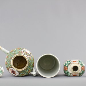 A Chinese famille verte porcelain teapot, a tea caddy and a hat stand, 19th C. — foto 6