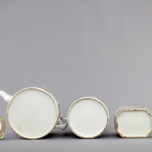 A Chinese famille verte porcelain teapot, a tea caddy and a hat stand, 19th C. — foto 7