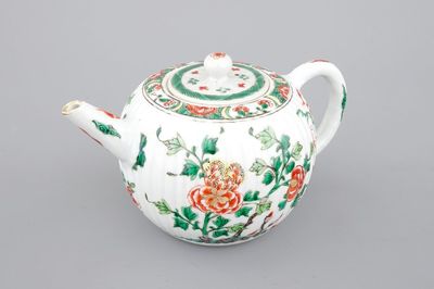 Une théière en porcelaine de Chine famille verte, époque Kangxi, ca. 1700
