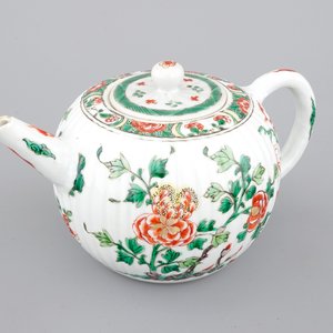 Une théière en porcelaine de Chine famille verte, époque Kangxi, ca. 1700 — photo 1