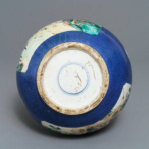 A Chinese famille verte powder blue-ground bottle vase, 19th C. — 照片 5