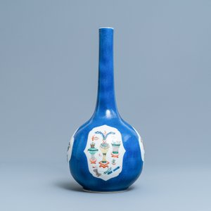 A Chinese famille verte powder blue-ground bottle vase, Kangxi — 照片 4