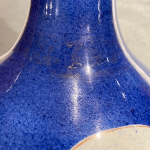 A Chinese famille verte powder blue-ground bottle vase, Kangxi — 照片 10