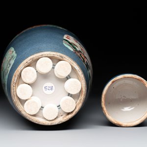 A Chinese famille verte powder-blue-ground 'Fish and Bird' vase and cover, 19th C. — photo 6