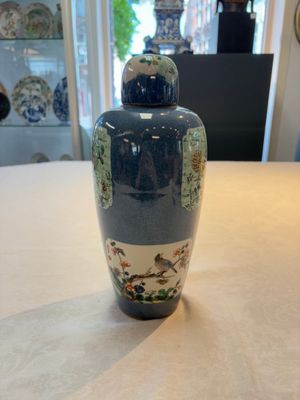 A Chinese famille verte powder-blue-ground 'fish and bird' vase and cover, 19th C. — photo 1