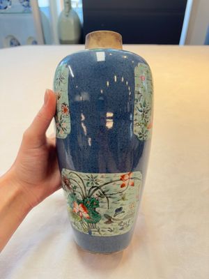 A Chinese famille verte powder-blue-ground 'fish and bird' vase and cover, 19th C. — photo 4