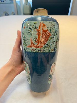 A Chinese famille verte powder-blue-ground 'fish and bird' vase and cover, 19th C. — photo 5