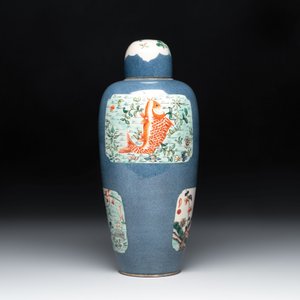 A Chinese famille verte powder-blue-ground 'fish and bird' vase and cover, 19th C. — photo 3