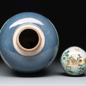 A Chinese famille verte powder-blue-ground 'fish and bird' vase and cover, 19th C. — photo 5