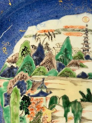 A Chinese famille verte powder-blue-ground 'landscape' dish, Kangxi — 照片 9
