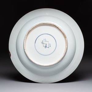 A Chinese famille verte powder-blue-ground 'landscape' dish, Kangxi — 照片 2