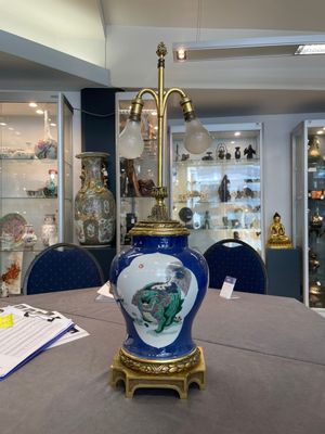 A Chinese famille verte  powder-blue-ground 'mythical animal' vase with gilt bronze lamp mounts, 19th C. — photo 4