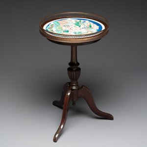 A Chinese famille verte powder-blue-ground 'qilin and phoenix' dish mounted as guéridon, Kangxi and later — 照片 2