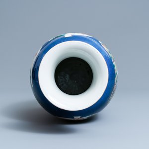 A Chinese famille verte powder blue-ground vase, 19th C. — 照片 5