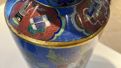 A Chinese famille verte powder-blue-ground vase and a cloisonné rouleau vase, 19th C. — 照片 4