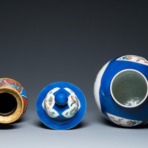 A Chinese famille verte powder-blue-ground vase and a cloisonné rouleau vase, 19th C. — 照片 5