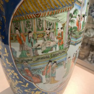 A Chinese famille verte powder blue-ground vase and a famille rose vase, 19th C. — 照片 15