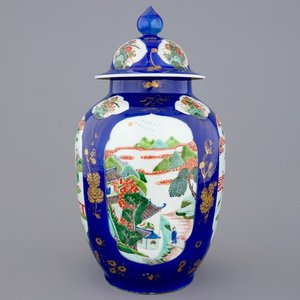 A Chinese famille verte powder blue ground vase and cover, 19th C. — 照片 1