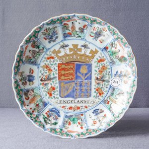 A Chinese famille verte 'Provinces' dish with the arms of England, Kangxi/Yongzheng — 照片 3