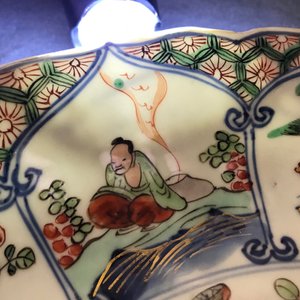 A Chinese famille verte 'Provinces' dish with the arms of Flanders, Kangxi/Yongzheng — photo 3