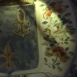 A Chinese famille verte 'Provinces' dish with the arms of France, Kangxi/Yongzheng — photo 5