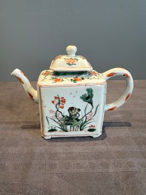 A Chinese famille verte rectangular 'lotus' teapot, Kangxi — photo 1