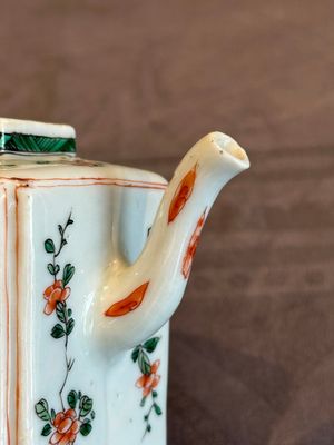 A Chinese famille verte rectangular 'lotus' teapot, Kangxi — photo 11