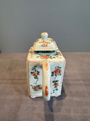 A Chinese famille verte rectangular 'lotus' teapot, Kangxi — photo 2