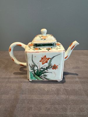 A Chinese famille verte rectangular 'lotus' teapot, Kangxi — photo 3