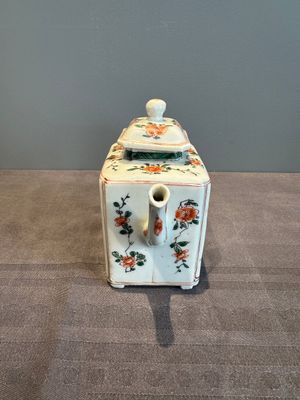 A Chinese famille verte rectangular 'lotus' teapot, Kangxi — photo 4