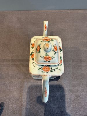 A Chinese famille verte rectangular 'lotus' teapot, Kangxi — photo 5