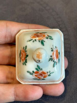 A Chinese famille verte rectangular 'lotus' teapot, Kangxi — photo 6