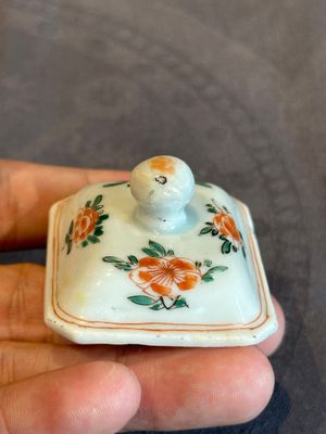 A Chinese famille verte rectangular 'lotus' teapot, Kangxi — photo 7