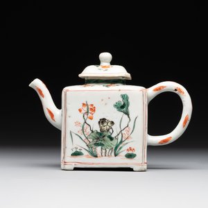 A Chinese famille verte rectangular 'lotus' teapot, Kangxi — photo 1