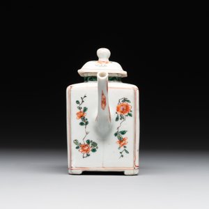 A Chinese famille verte rectangular 'lotus' teapot, Kangxi — photo 2