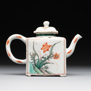 A Chinese famille verte rectangular 'lotus' teapot, Kangxi — photo 3