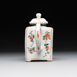 A Chinese famille verte rectangular 'lotus' teapot, Kangxi — photo 4