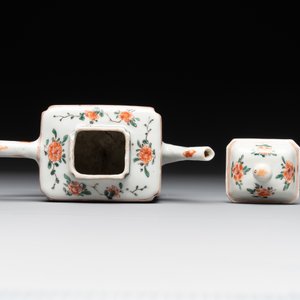 A Chinese famille verte rectangular 'lotus' teapot, Kangxi — photo 5