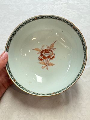 A Chinese famille verte relief-carved bowl with gilt iron-red floral design, Kangxi — photo 1