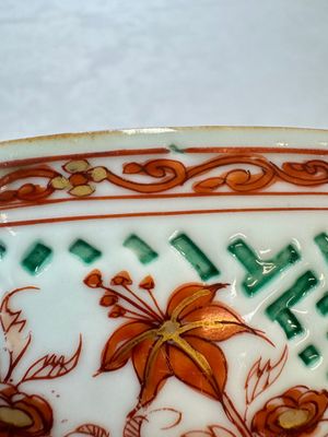 A Chinese famille verte relief-carved bowl with gilt iron-red floral design, Kangxi — photo 12