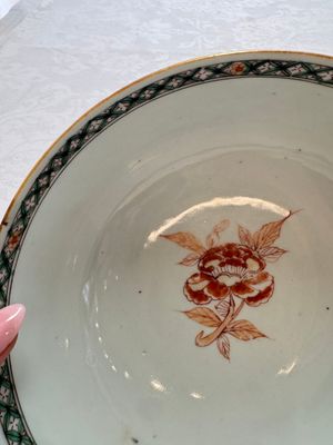 A Chinese famille verte relief-carved bowl with gilt iron-red floral design, Kangxi — photo 3