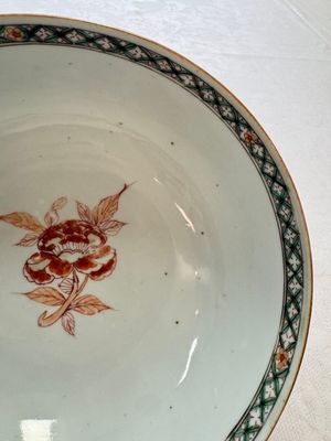 A Chinese famille verte relief-carved bowl with gilt iron-red floral design, Kangxi — photo 4