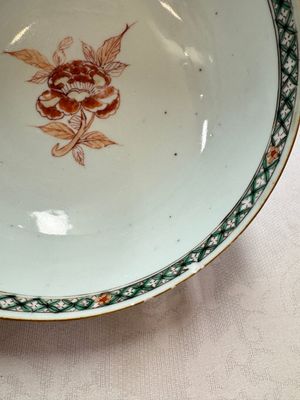 A Chinese famille verte relief-carved bowl with gilt iron-red floral design, Kangxi — photo 5