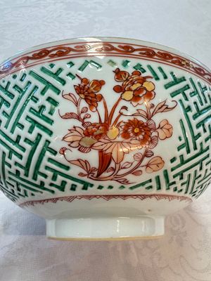 A Chinese famille verte relief-carved bowl with gilt iron-red floral design, Kangxi — photo 7