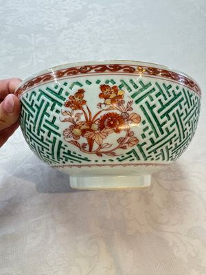 A Chinese famille verte relief-carved bowl with gilt iron-red floral design, Kangxi — photo 9