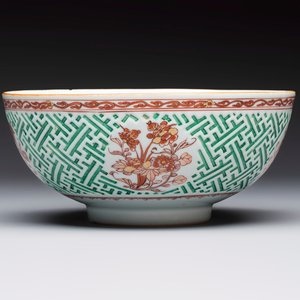 A Chinese famille verte relief-carved bowl with gilt iron-red floral design, Kangxi — photo 1