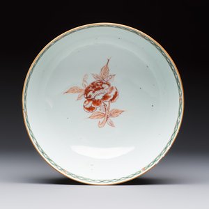 A Chinese famille verte relief-carved bowl with gilt iron-red floral design, Kangxi — photo 9